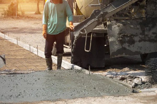 Trabalhadores Derramando Concreto Com Caminhão Misturador Cimento Construção Estradas Reparação — Fotografia de Stock