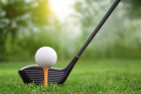 朝の日差しと美しいゴルフコースで緑の芝生の上のゴルフクラブやゴルフボール 最初の短いゴルフの準備ができて 世界中の人々が健康のための休日の間に遊ぶスポーツ — ストック写真