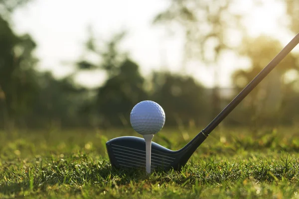 Golfschläger Und Golfbälle Auf Einem Grünen Rasen Auf Einem Wunderschönen — Stockfoto