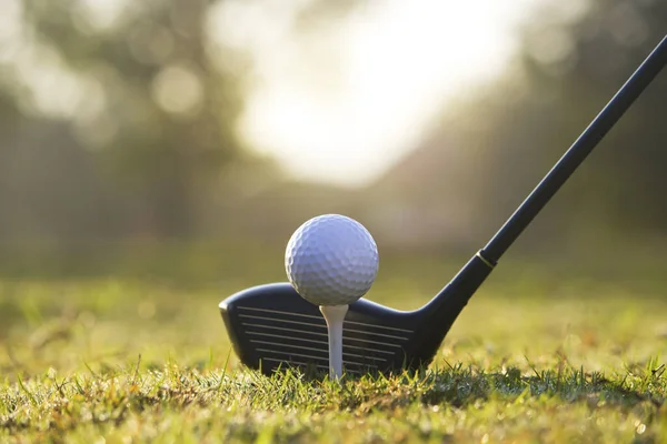 Golfschläger Und Golfbälle Auf Einem Grünen Rasen Auf Einem Wunderschönen — Stockfoto