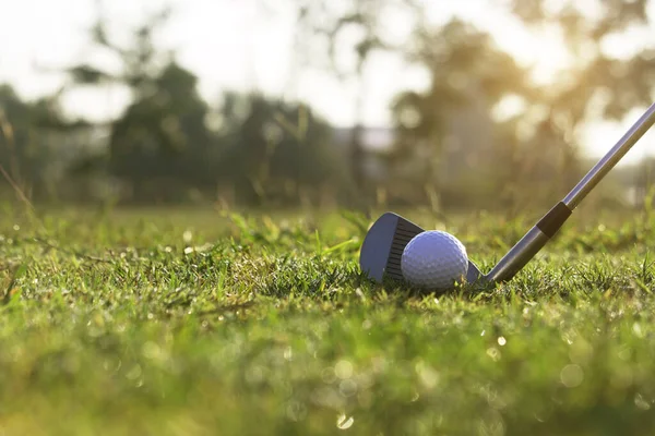 Golfové Hole Golfové Míčky Zeleném Trávníku Krásném Golfovém Hřišti Ranním — Stock fotografie