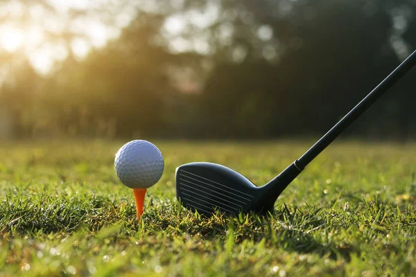 Golfschläger Und Golfbälle Auf Einem Grünen Rasen Auf Einem Wunderschönen — Stockfoto