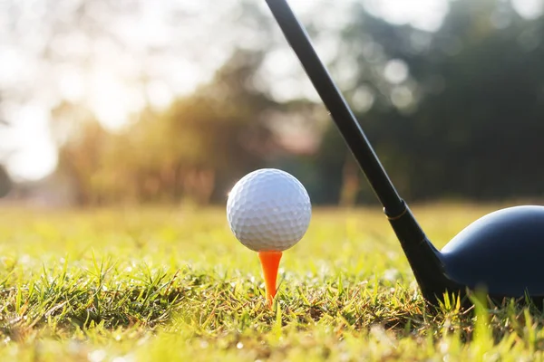 Golfschläger Und Golfbälle Auf Einem Grünen Rasen Auf Einem Wunderschönen — Stockfoto