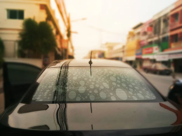 Non-standard auto-exposure glass filters cause bubbles to interfere with vision.Car decoration materials that help reduce the heat temperature in the cabin that should give priority to selection.