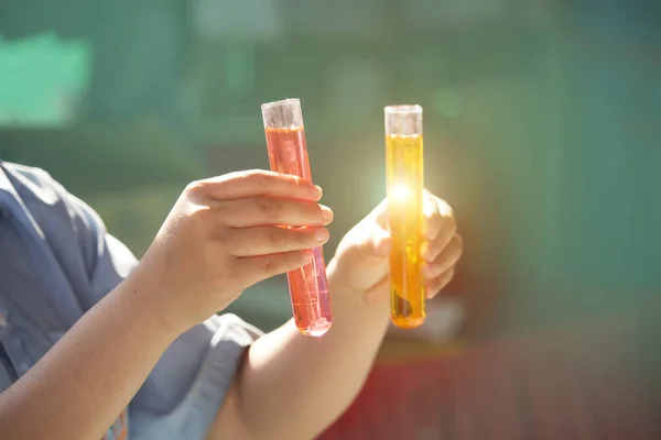 科学者達は 実験室で明るい色の化学物質を含む試験管を運んでいます ウイルスによる防腐剤の研究開発 — ストック写真