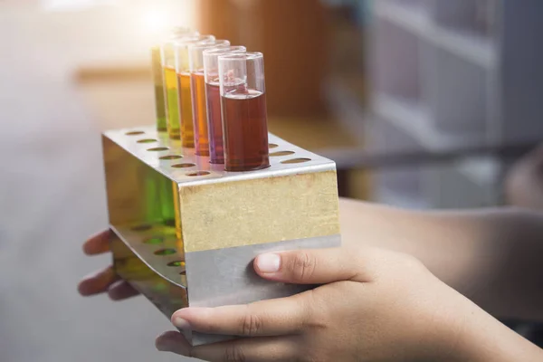 Naukowcy Noszą Probówki Zawierające Jasne Barwne Chemikalia Laboratorium Badania Rozwój — Zdjęcie stockowe