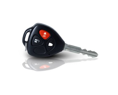 Araba anahtarı beyaz arka planda izole edilmiş ve kesme yolları var. Motoru çalıştırmanın yanı sıra araçların güvenliğini de sağlamak için elektronik aletler. Ve hala lüks bir zarafeti var.
