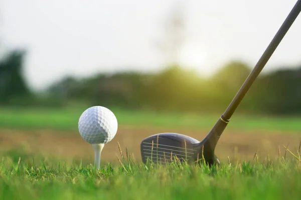 햇살이 비치는 아름다운 골프장의 골프공 최초의 유격수를 사람들 건강을 휴일에 — 스톡 사진