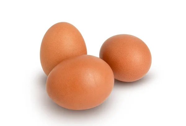 グラフィックデザインのためのクリッピングパスを持つ白い背景に隔離された3つの卵 食品はタンパク質が多く健康志向の人に適した鶏から得られます — ストック写真