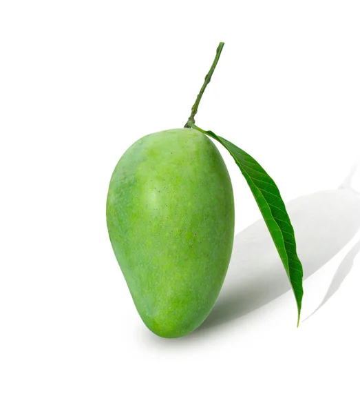 Färsk Grön Mango Och Blad Isolerad Vit Bakgrund Med Klippbanor — Stockfoto