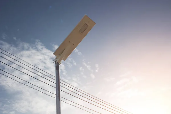 太陽電池で照明された電柱と歩道や公園のための澄んだ青空 電気を節約し コストを削減するなど 環境を保全するためのデバイス — ストック写真