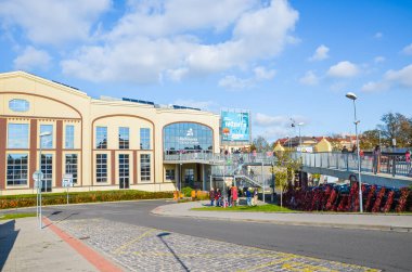 Plzen, Çek Cumhuriyeti - 28 Ekim 2019: Çek Cumhuriyeti 'nin Pilsen kentindeki Techmania Bilim Merkezi' nin ana binası. Çocukları oyun oynayarak bilim ve prensipleri konusunda eğitmek için yapılan bir sergi. Turistik bölge