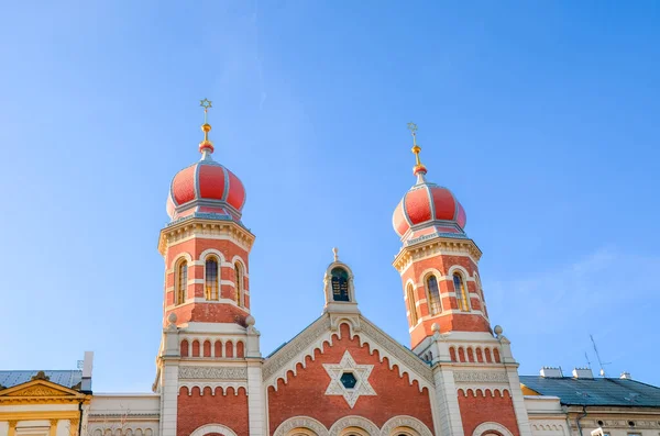 La Grande Sinagoga di Pilsen, Repubblica Ceca. La seconda sinagoga più grande d'Europa. Facciata frontale dell'edificio religioso ebraico con cupole a cipolla. Cielo blu sullo sfondo. Attrazione turistica — Foto Stock