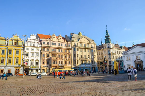 Pilsen, Çek Cumhuriyeti - 28 Ekim 2019: Plzen, Bohemya, Çek Cumhuriyeti 'ndeki Cumhuriyet Meydanı' ndaki ana meydandaki insanlar, arka planda tarihi binalar. Eski kasaba, güneşli bir gün. Günlük hayat, şehir sokakları