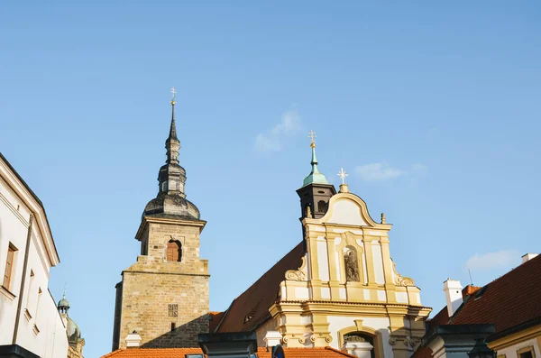 Hermoso monasterio franciscano en Pilsen, República Checa con el cielo azul claro en el fondo. La iglesia y el monasterio se encuentran entre las casas más antiguas de la ciudad. Centro histórico en Plzen, Bohemia, Chequia — Foto de Stock