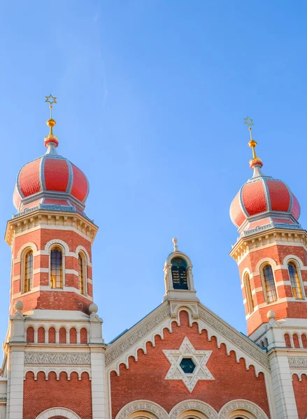 Foto verticale della Grande Sinagoga di Plzen, Repubblica Ceca. La seconda sinagoga più grande d'Europa. Dettaglio della facciata dell'edificio religioso ebraico con due cupole di cipolla. Punti di riferimento turistici — Foto Stock
