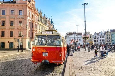 Plzen, Çek Cumhuriyeti - 28 Ekim 2019: Pilsen, Bohemya, Çek Cumhuriyeti 'nin ana meydanında klasik kırmızı otobüs. Ulusal bayram kutlama programının bir parçası. Eski şehir. Vintage otobüs, ulaşım