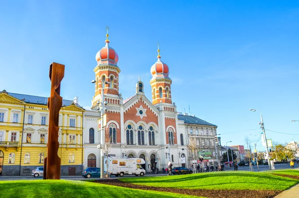 Pilsen, Çek Cumhuriyeti - 28 Ekim 2019: Plzen 'deki Büyük Sinagog, Avrupa' nın ikinci büyük sinagogu. Yahudi dini binasının ön cephesinde soğan kubbeleri var. Önplanda yol