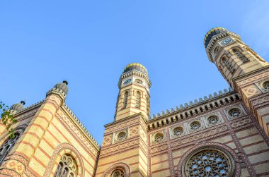 Budapeşte, Macaristan 'daki Büyük Sinagog cephesi. Dohany Sokağı Sinagogu olarak da bilinir. Avrupa 'nın en büyük sinagogu. Neolog Yahudilik Merkezi. Ön cephe ve iki soğan kubbesi. Turist eğlencesi