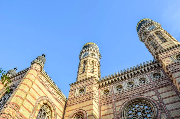 Budapeşte, Macaristan 'daki Büyük Sinagog cephesi. Dohany Sokağı Sinagogu olarak da bilinir. Avrupa 'nın en büyük sinagogu. Neolog Yahudilik Merkezi. Ön cephe ve iki soğan kubbesi. Turist eğlencesi