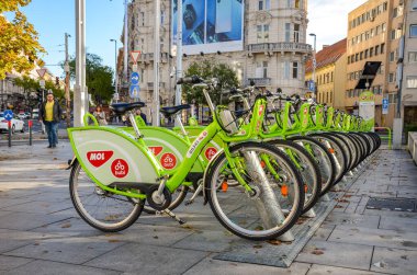 Budapeşte, Macaristan - 6 Kasım 2019: Macaristan 'ın başkentinde kiralık açık yeşil motosikletler. Bisiklet paylaşımı. Çevre dostu ulaşım araçları. Şehirlerde ekolojik ölçü. Bisikletler
