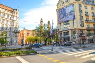 Budapeşte, Macaristan - 6 Kasım 2019: Macaristan 'ın merkezinde karayolu ve zebra geçidi. Dohany Sokağı Sinagogu, Avrupa 'nın en büyük sinagogu. Tarihi binalar