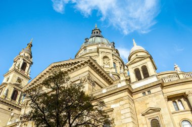 Macaristan, Budapeşte 'deki Aziz Stephen Bazilikası' nın üzerinde mavi gökyüzü olan kulesi ve kulesi. Neoklasik mimarinin tarihi örneği. Macar başkentinin merkezindeki turistik bölge.