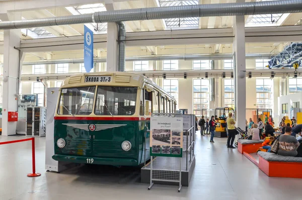 Plzen, Çek Cumhuriyeti - 28 Ekim 2019: Techmania Bilim Merkezi 'nde iç sergi. Sergilerden biri olarak eski bir troleybüs. Oyun oynayarak çocuklara bilimsel prensipleri açıklayan merkez