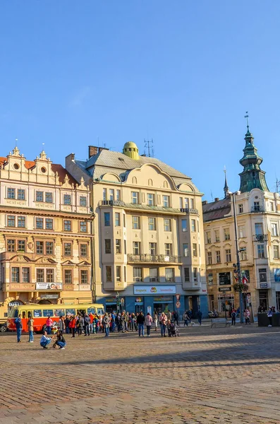 Plzen, Chequia - 28 de octubre de 2019: Personas en la plaza principal, Plaza de la República, en Pilsen, Bohemia, República Checa, Casas históricas en el fondo. Centro antiguo, día soleado. Vida diaria, calle de la ciudad — Foto de Stock