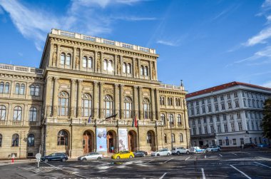 Budapeşte, Macaristan - 6 Kasım 2019: Macaristan Bilim Akademisi 'nin evi. Ülkenin en önemli ve prestijli toplumu. Tarihi bina, sokaktaki arabalar.