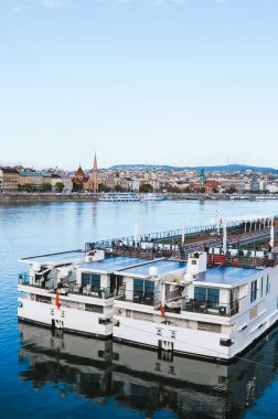 Soğuk bir kış gününde Macaristan 'ın Budapeşte kentindeki Tuna Nehri' nde büyük bir yolcu gemisi. Arka planda Macar başkentinin tarihi merkezi. Çevre dostu olmayan ulaşım aracı