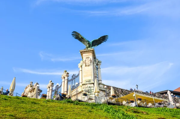 Budapešť, Maďarsko - 6. listopadu 2019: Socha turulského ptáka na královském hradě. Mytologický dravec, který je v maďarské tradici většinou zobrazován jako jestřáb nebo sokol. Národní symbol Maďarů — Stock fotografie