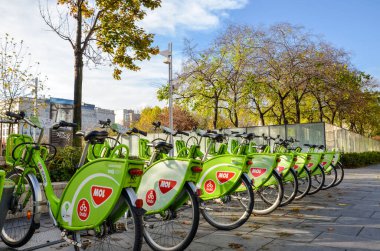 Budapeşte, Macaristan - 6 Kasım 2019: Macaristan 'ın merkezinde kiralık açık yeşil bisikletler. Bisiklet paylaşımı. Ekolojik ulaşım araçları. Hava kirliliğine karşı kasabalarda ölçü almak. Bisikletler