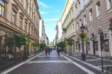 Budapeşte, Macaristan - 6 Kasım 2019: Macaristan başkentinin tarihi merkezinde Zrinyi Caddesi. Meşhur St. Stephens Bazilikası 'ndan yayalara öncülük ediyor. Restoranlar, yürüyen insanlar.