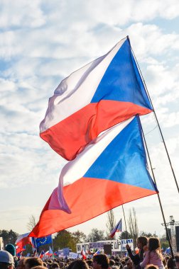 Prag, Çek Cumhuriyeti - 16 Kasım 2019: Letna 'da Başbakan Babi ve Adalet Bakanı' na karşı halk protestoları, Letenska planı. Komünizmin çöküşünün 30. yıldönümü. Çek bayrakları sallanıyor.