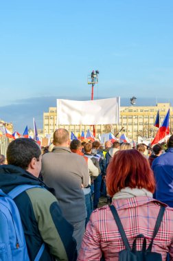 Prag, Çek Cumhuriyeti - 16 Kasım 2019: Letna 'da Başbakan Babi ve Adalet Bakanı' na karşı halk protestoları, Letenska planı. Komünizmin çöküşünün 30. yıldönümü, 300 bine kadar insan