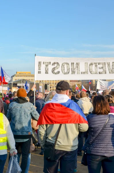 Prag, Tjeckien - 16 nov 2019: Folkprotester mot premiärminister Babis och justitieminister om Letna, Letenska planen. 30-årsdagen av kommunismens fall, upp till 300 000 människor — Stockfoto