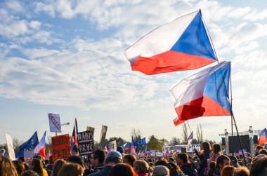 Prag, Çek Cumhuriyeti - 16 Kasım 2019: Letna 'da Başbakan Babi ve Adalet Bakanı' na karşı halk protestoları, Letenska planı. Komünizmin çöküşünün 30. yıldönümü. Çek bayrakları sallanıyor.