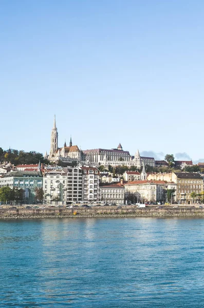 Donau in Boedapest, Hongarije. Historische oude stad op de achtergrond met Matthias Kerk of Fishermans Bastion. Verticale foto van de Hongaarse hoofdstad — Stockfoto