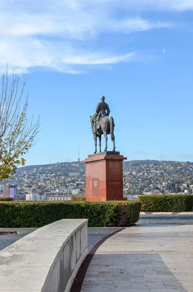 Budapešť, Maďarsko - 6. listopadu 2019: Park u Budínského hradu s jezdeckou sochou Artura Gorgeie, občas hláskovaná soutěska. Maďarský vojenský vůdce, generál Maďarské revoluční armády — Stock fotografie