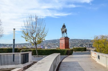 Budapeşte, Macaristan - 6 Kasım 2019: Artur Gorgei 'nin binici heykeli ile birlikte Buda Kalesi' nin yakınına park edin. Macar askeri lideri, Macar Devrim Ordusu Generali.