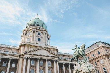 Budapeşte, Macaristan - 6 Kasım 2019: Avluda Savoyai Eugen 'in binicilik heykeli olan Buda Kalesi. Macar krallarının tarihi şato ve saray kompleksi. Sütunlar ve kubbelerle dolu cephe