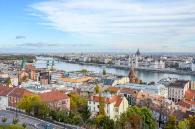 Budapeşte, Macaristan 'ın güzel şehirleri. Macaristan Parlamento Binası, Orszaghaz, Tuna Nehri 'nin diğer tarafındaki arka planda. Doğu Avrupa şehirleri, Macar başkenti