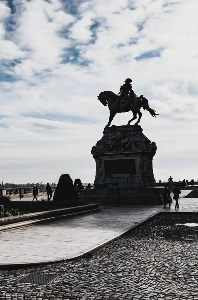 Budapešť, Maďarsko - 6. listopadu 2019: Silueta jezdecké sochy Savojského Eugena na nádvoří Budínského hradu. Proti slunci, stíny sochy a budovy — Stock fotografie