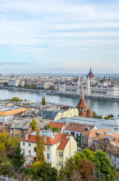 Amazing skyline of Budapest, Hungary. Hungarian Parliament Building, Orszaghaz, in the background on the other side of the Danube river. Beautiful Eastern European city, the Hungarian capital — Stock Photo, Image