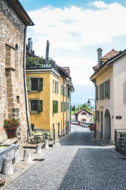 St. Saphorin, İsviçre - 9 Temmuz 2019: İsviçre Lavaux şarap bölgesindeki Saint Saphorin şarap imalathanesinde tarihi cadde. Geleneksel evler, kaldırımlı sokaklar