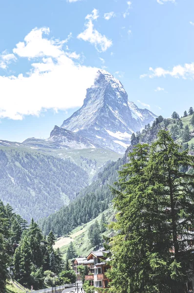 Impresionante pueblo alpino Zermatt en Suiza. Famosa montaña Matterhorn en el fondo. Alpes suizos, paisaje alpino. Destinos de viajes, lugares increíbles — Foto de Stock