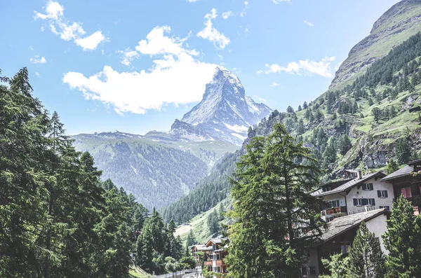 Increíble pueblo alpino Zermatt en Suiza rodeado de bosque. Famosa montaña Matterhorn en el fondo. Alpes suizos, paisaje alpino. Destinos de viajes, hermosos lugares europeos — Foto de Stock