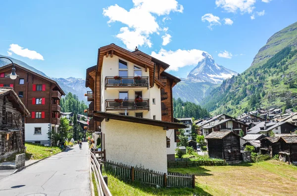 Ruas da bela aldeia alpina Zermatt na Suíça na temporada de verão. Famosa montanha Matterhorn no fundo. Típicos chalés de montanha alpinos. Alpes suíços, paisagem alpina — Fotografia de Stock