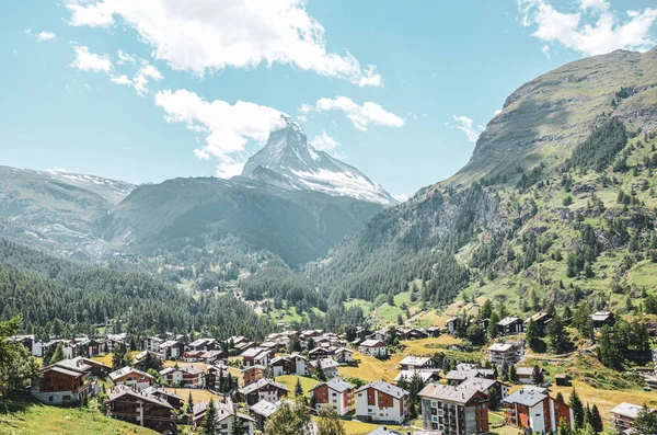 Pintoresco pueblo alpino Zermatt en Suiza en la temporada de verano. Famosa montaña Matterhorn en el fondo. Típicas cabañas de montaña alpinas. Alpes suizos, Paisajes alpinos — Foto de Stock